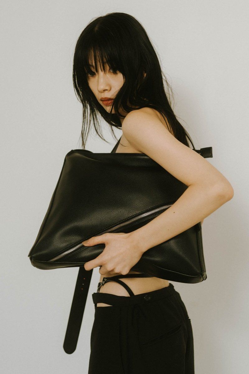 front zip pocket shoulder bag / フロントジップポケット ショルダーバッグ (ブラック)