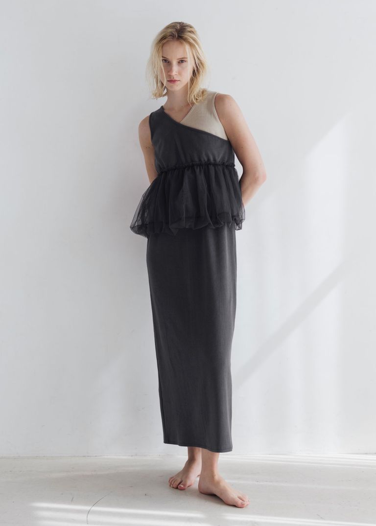 定番のシルエットも2ピースにする事でキャッチーに