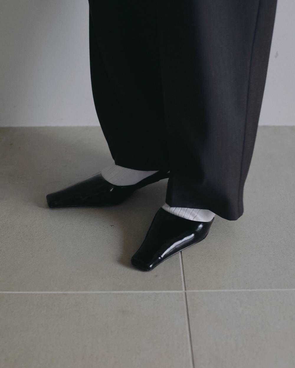 スクエアトゥ エナメル パンプス (ブラック) Squaretoe Enamel Pumps (Black) /  26SS