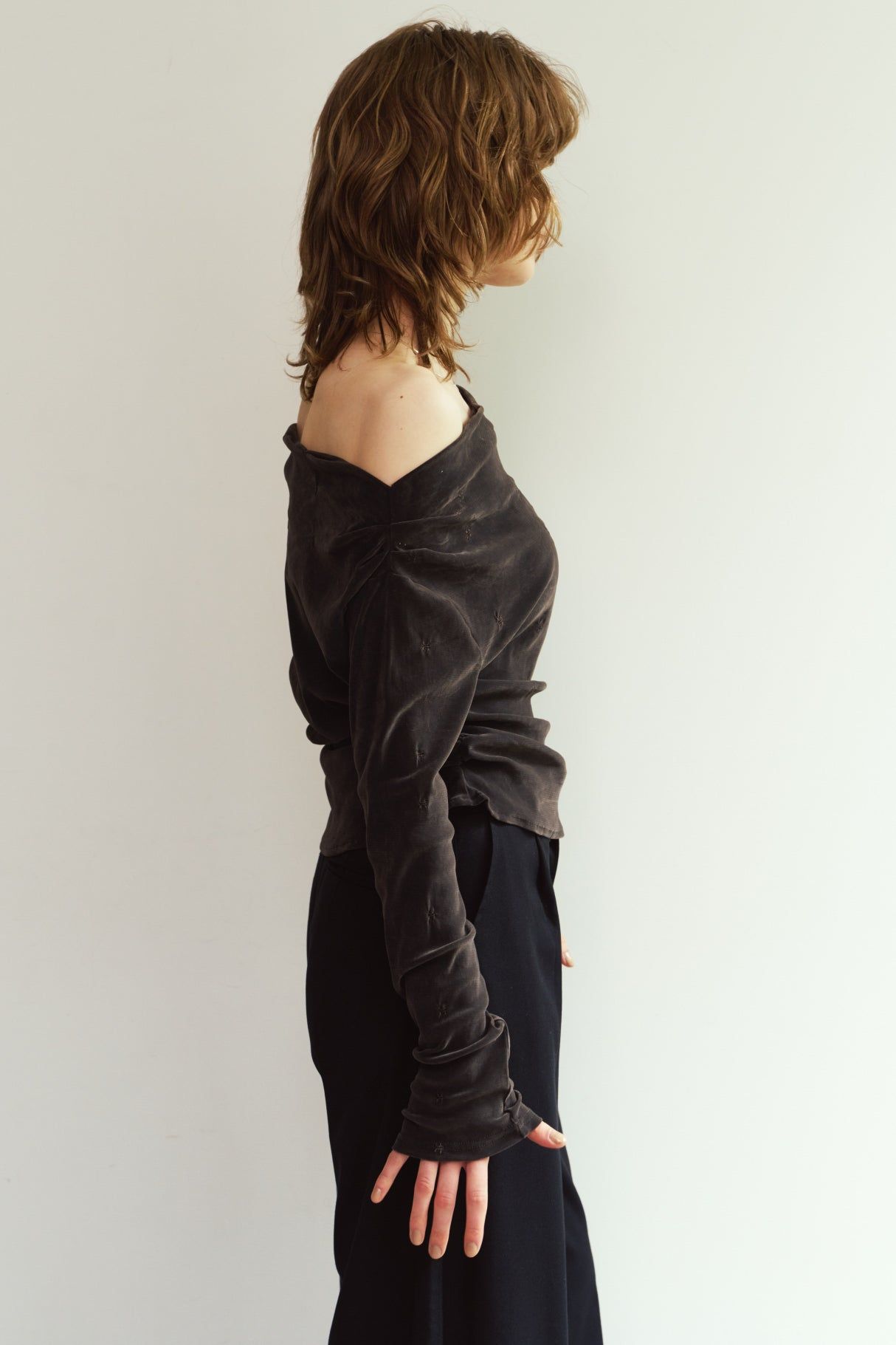 オフショルダー ベロアトップス (チャコール) off shoulder velour top (Charcoal) / 26AW