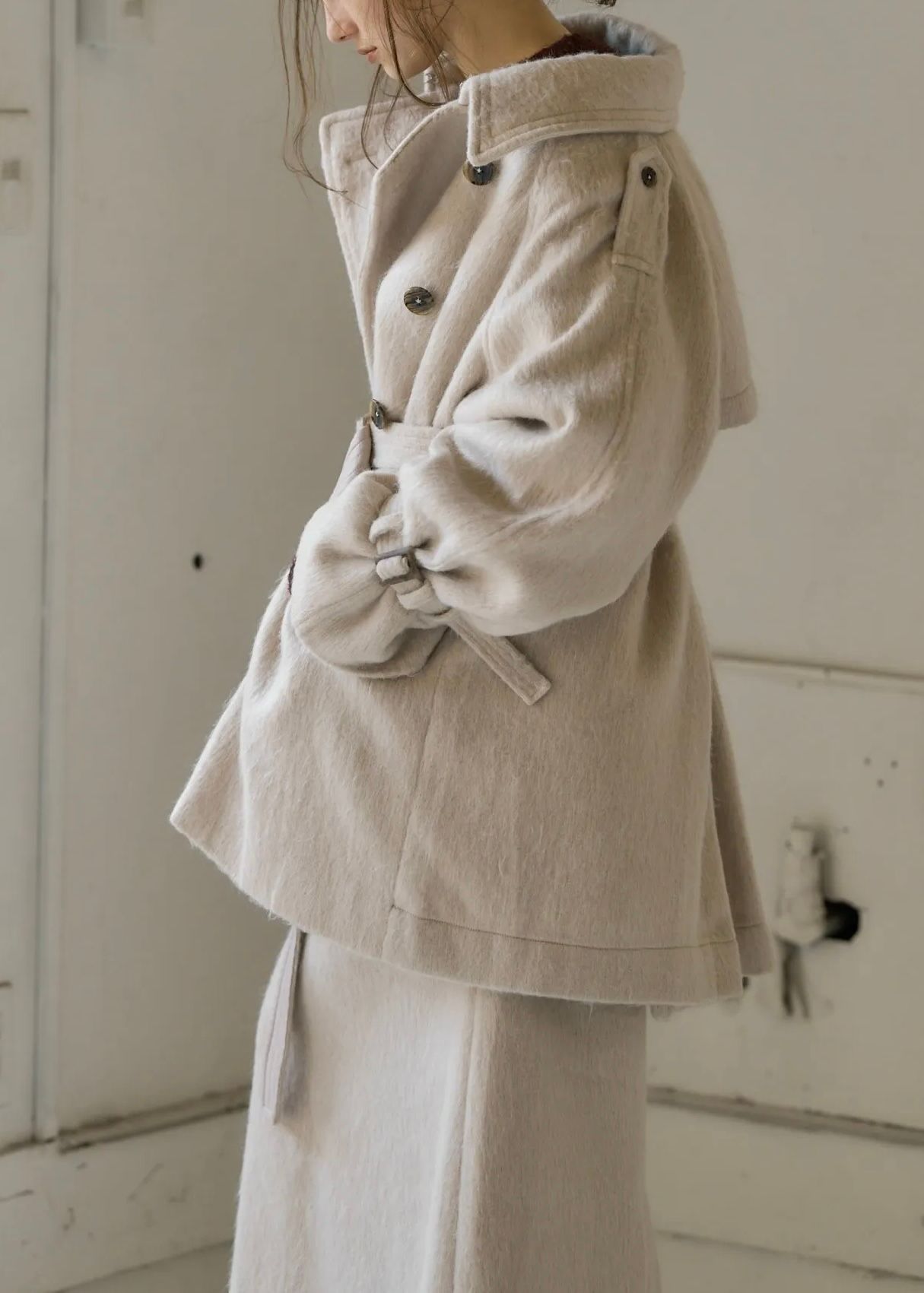 middle shaggy volume sleeve trench coat / ミドル シャギートレンチコート (ミルクティー) / 25AW