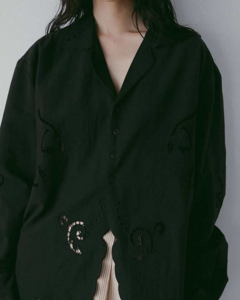 袖と前身に大きく刺繍柄を入れ、これだけでコーディネートに華を添えます。
スカラップ刺繍で仕上げた襟と裾もポイント。