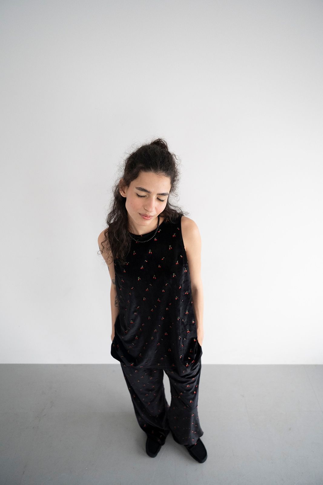 チェリーエンブロイダリーベロアチュニック (ブラック) Cherry Embroidered Velour Tunic (Black) /  26SS