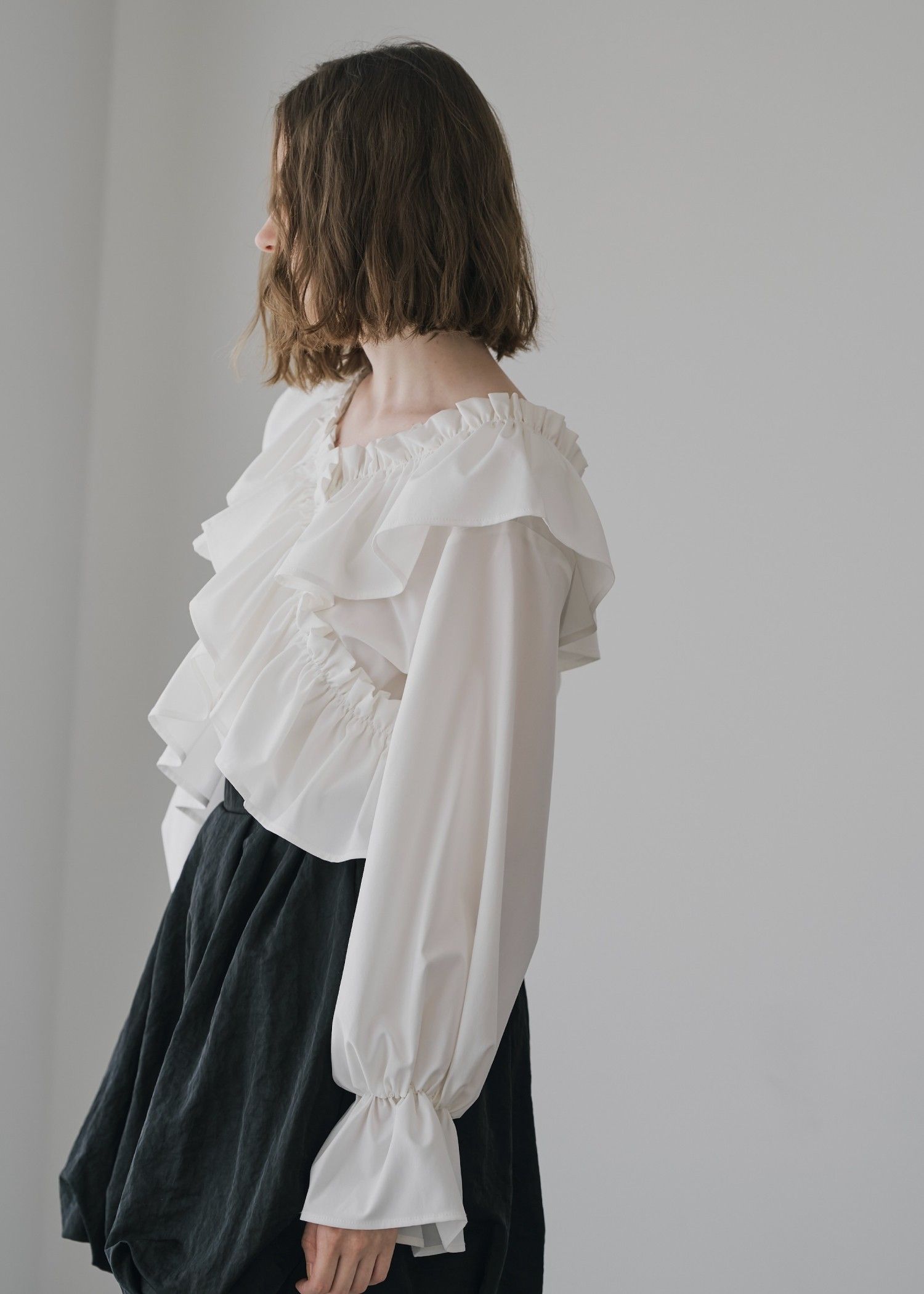 frill cross asymmetry BL / フリルクロス アシンメトリーブラウス (アイボリー) / 25AW