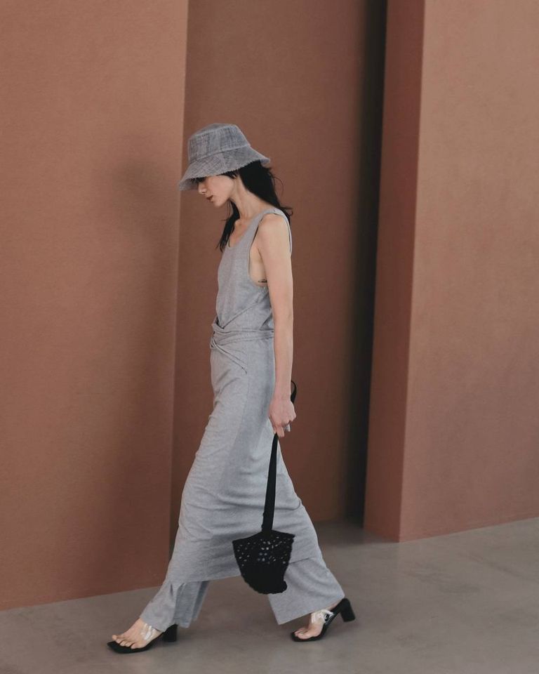 インソールからヒールにかけてはベロアで、肌触りの良さも魅力。スクエアトゥでシックな雰囲気を纏えます。