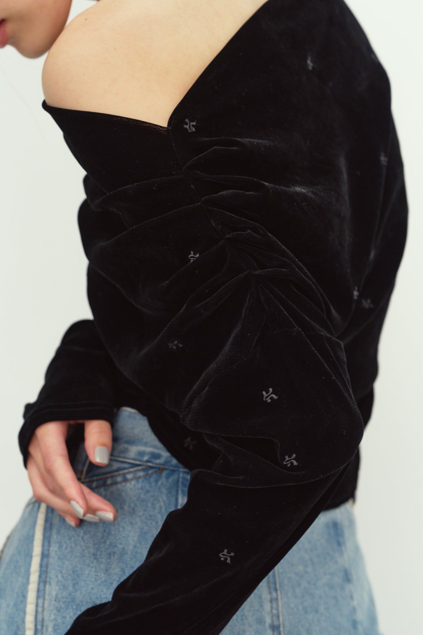 オフショルダー ベロアトップス (ブラック) off shoulder velour top (Black) / 26AW