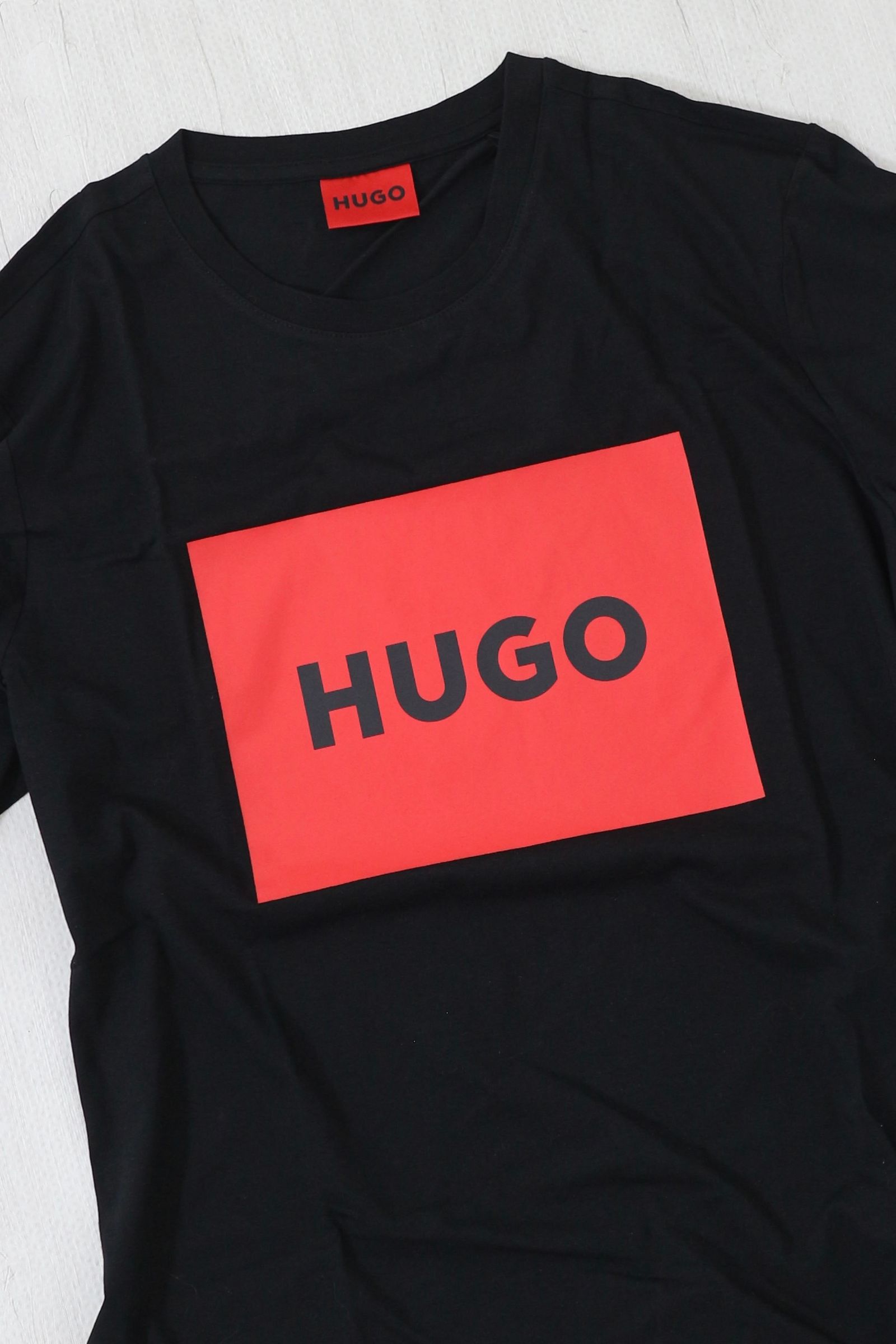 【HUGO RED】ラベルロゴ Tシャツ (ブラックレッド) / ユニセックス