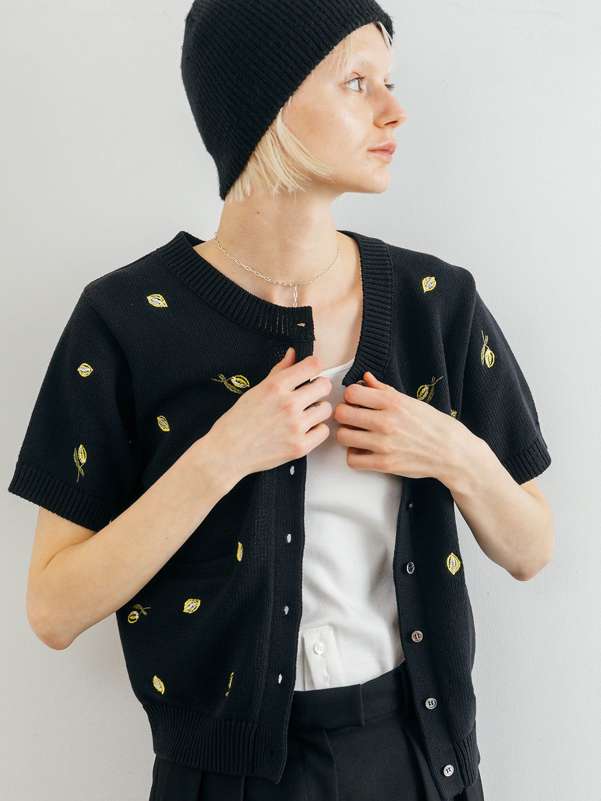 モチーフ エンブロイダリー ニットカーディガン (ブラック) MOTIF EMBROIDERY KNIT CD (Black) /  26SS