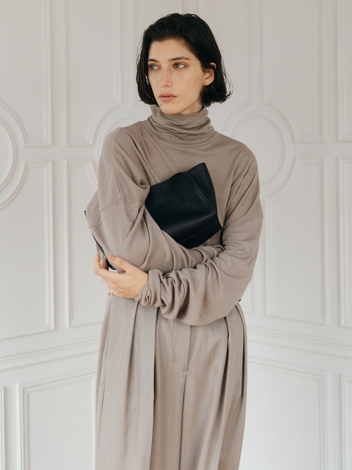 【BF割引対象12/2まで】【25AW】FINE WOOL OVER HIGH NECK TOPS / ファインウール ハイネックニットトップス  (ベージュ)