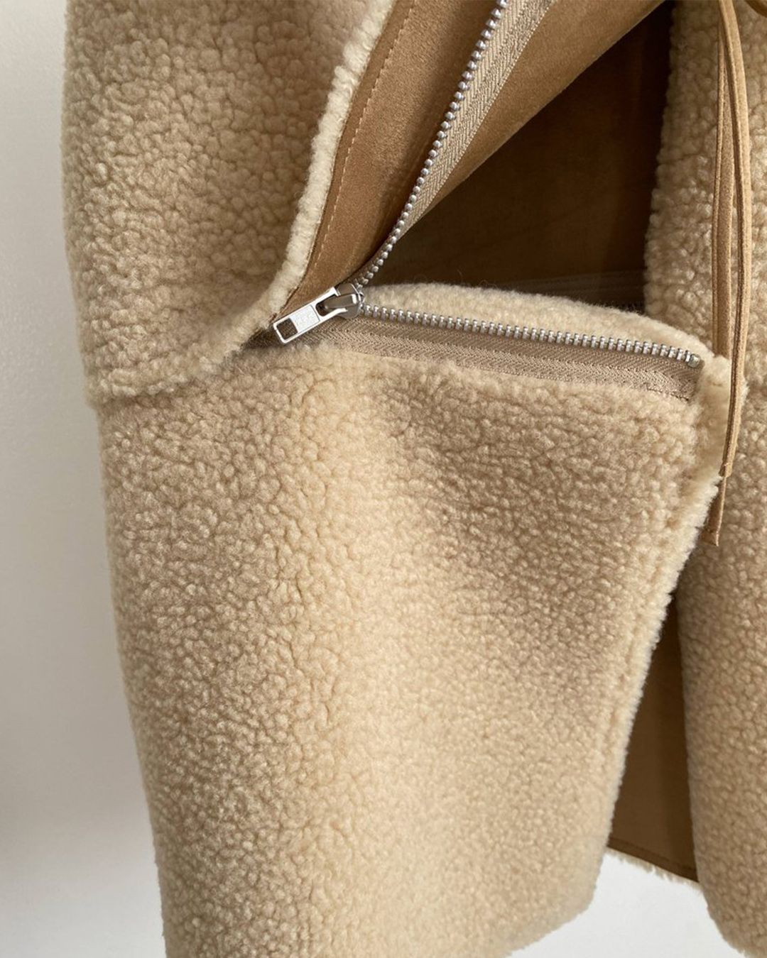 【先行予約】【26TH-15】ムートン調ボアショートベスト (ベージュ) Mouton Like Boa Short Vest (Beige) /  エコファー  /  フェイクファー 【受注期間6/14 23:59まで】