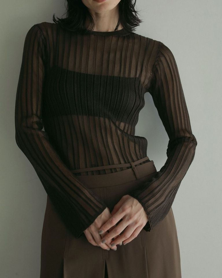 胸元はストレートタイプでホールド感があり、明きの深いトップスのインナーとも合わせやすいです。