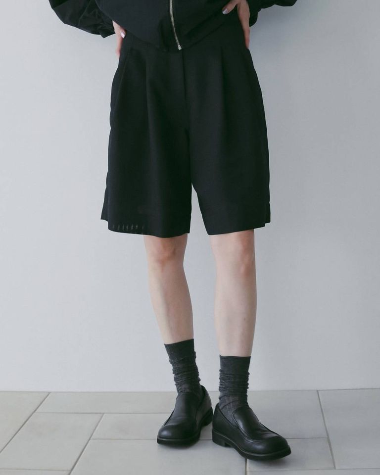 透け感のあるからみ織り素材を使用したハーフパンツ。
タックを入れ、裾にかけて少し広がったシルエット。