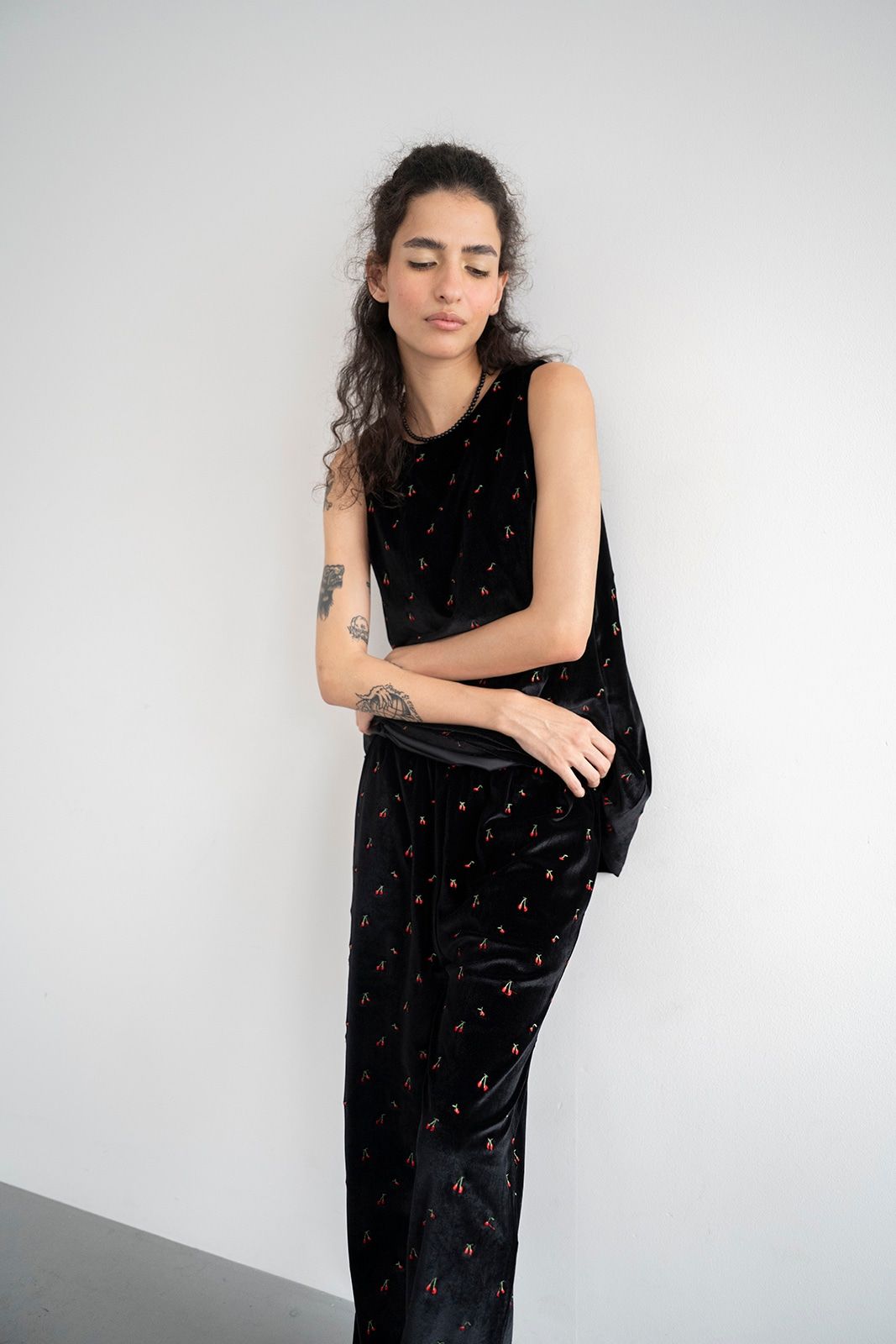 チェリーエンブロイダリーベロアパンツ (ブラック) Cherry Embroidered Velour Pants (Black) /  26SS