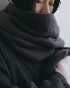 ソフトフリンジ ストール (チャコールグレー) Soft Fringe Stole (Charcoal gray) / 26AW 【6月29日まで期間限定予約】