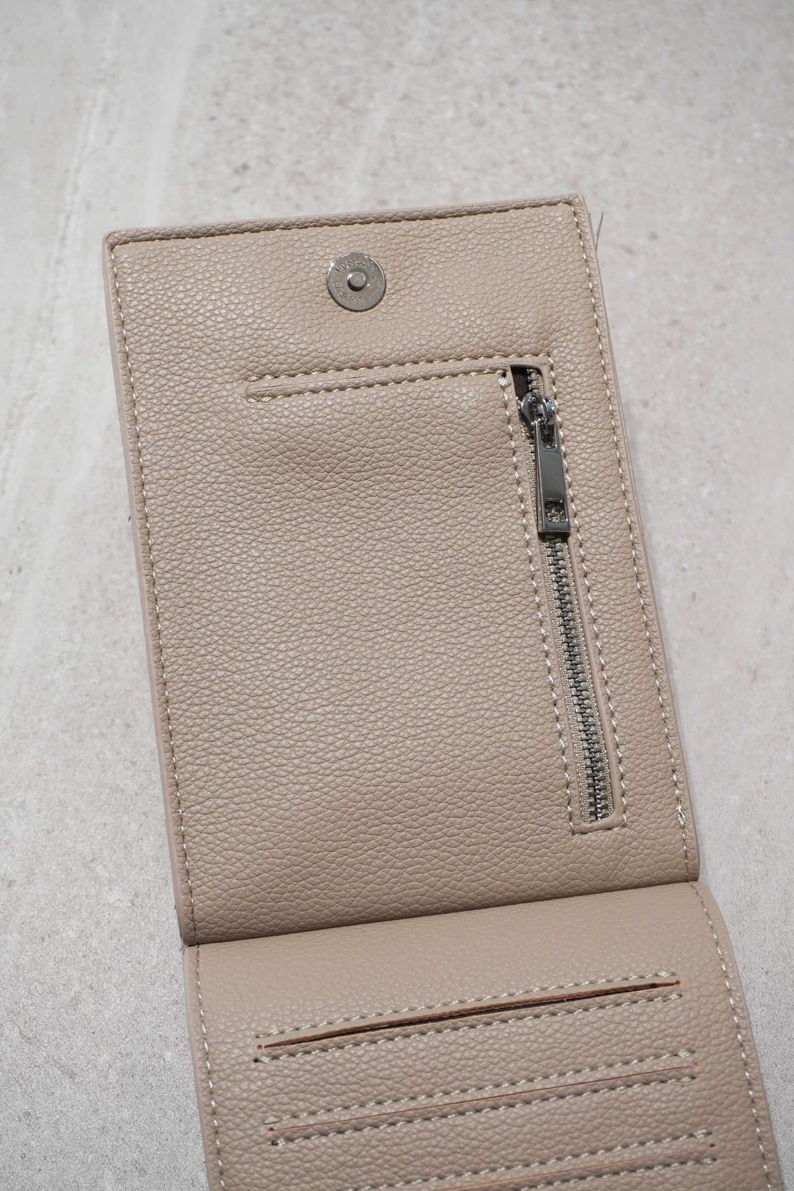 RECYCLING LEATHER MULTI MOBILE POUCH / リサイクルレザーマルチモバイルポーチ (ベージュ) スマホショルダー/コインケース・カードホルダー付き / 取り外し可能