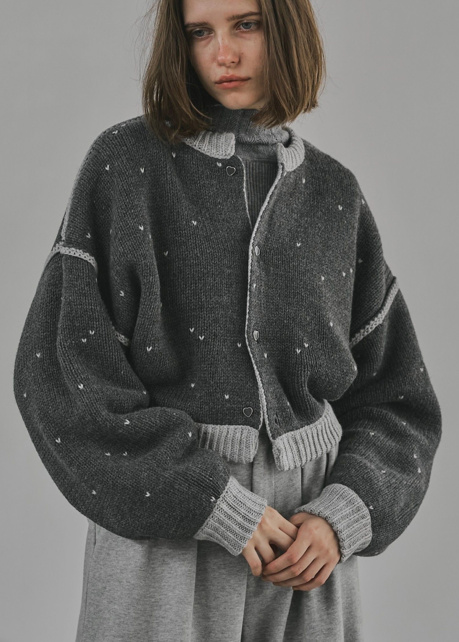 heart dot jacquard reversible cropped knit cardigan / ハートドット ジャガード リバーシブルクロップドカーディガン (グレー×チャコール) / 25AW