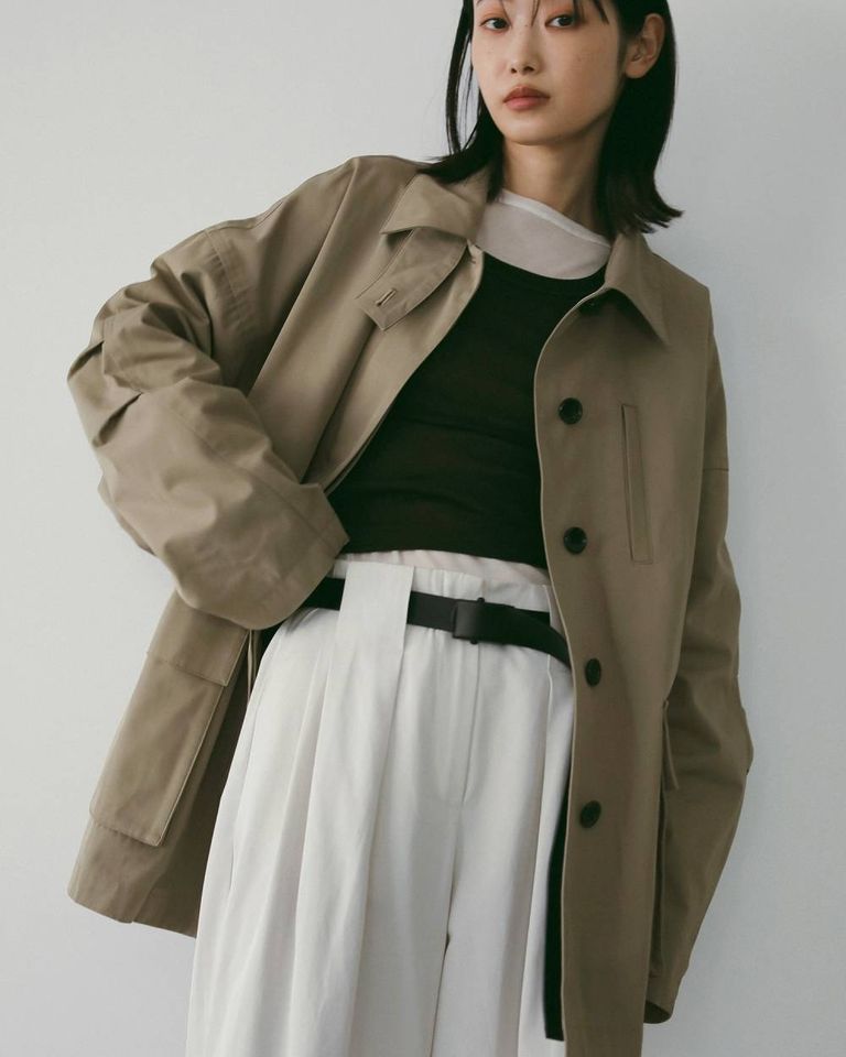 model.169cm / size.38 中肉で程よくハリのあるツイル素材を使用したハーフコート。フラップ付きの立体的なポケットが、さりげなくミリタリームードを添えます。