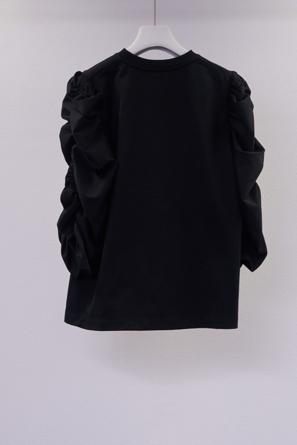 REFINA GATHERED SLEEVE T-SHIRT / レフィナギャザースリーブTシャツ (ブラック)