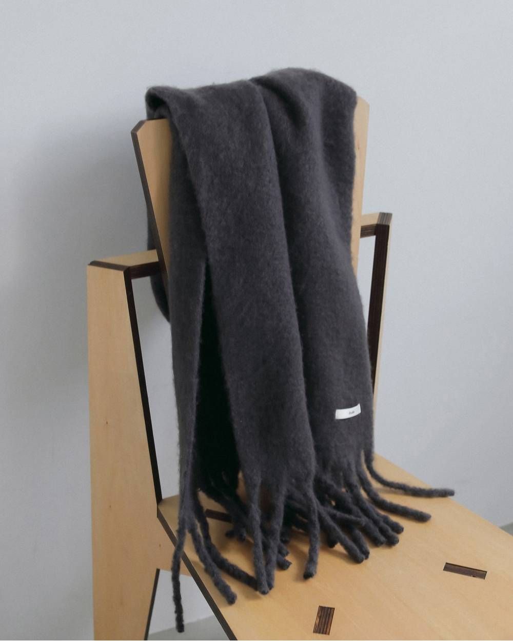 ソフトフリンジ ストール (チャコールグレー) Soft Fringe Stole (Charcoal gray) / 26AW 【6月29日まで期間限定予約】