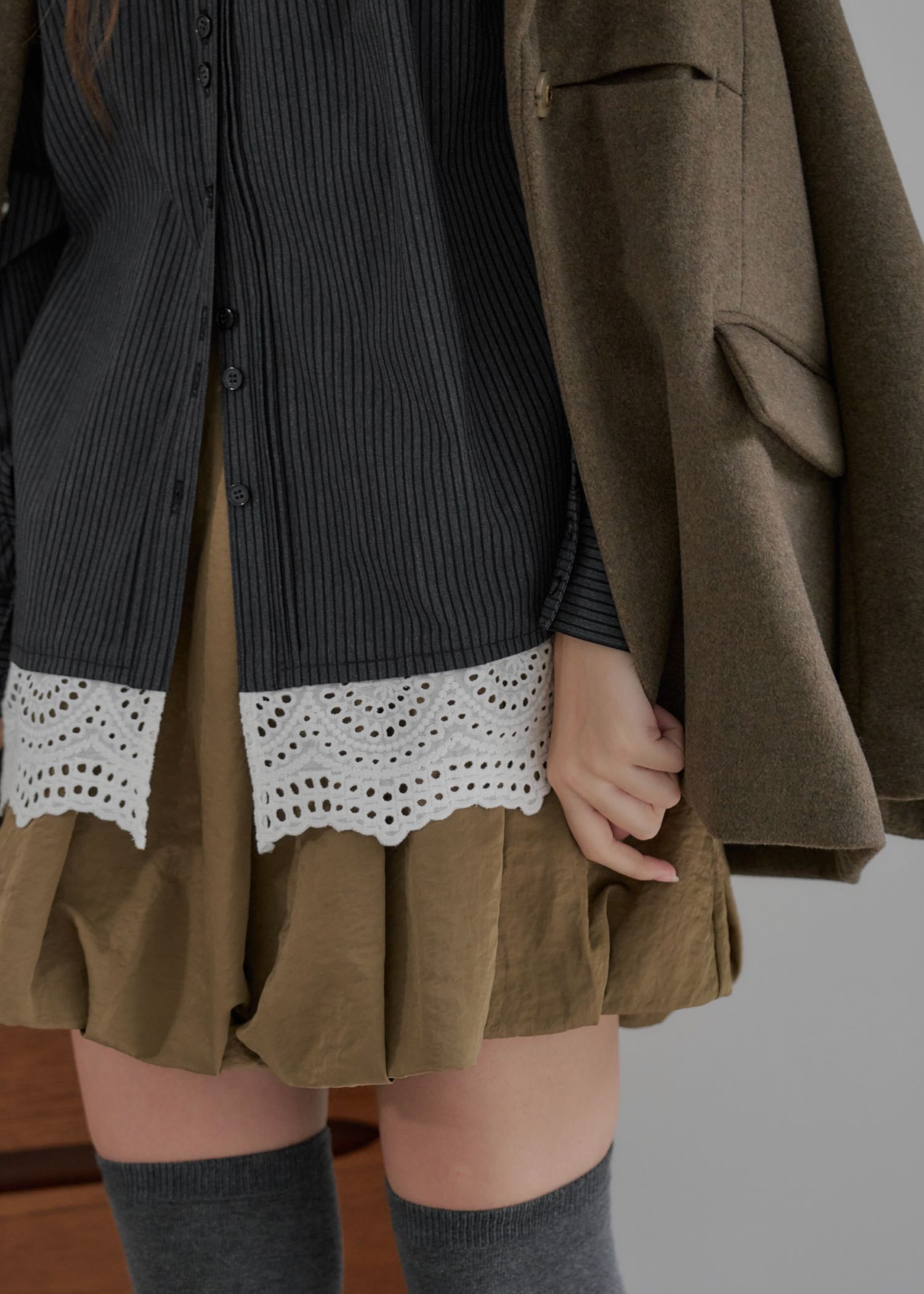 lace collar hem shoulder pintuck SH / レースヘムショルダー ピンタックシャツ (チャコール) / 25AW /