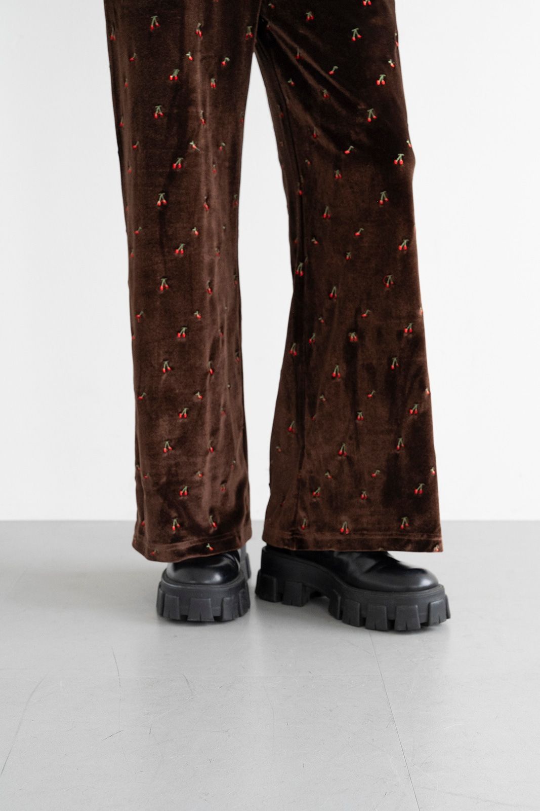チェリーエンブロイダリーベロアパンツ (ブラウン) Cherry Embroidered Velour Pants (Brown) /  26SS