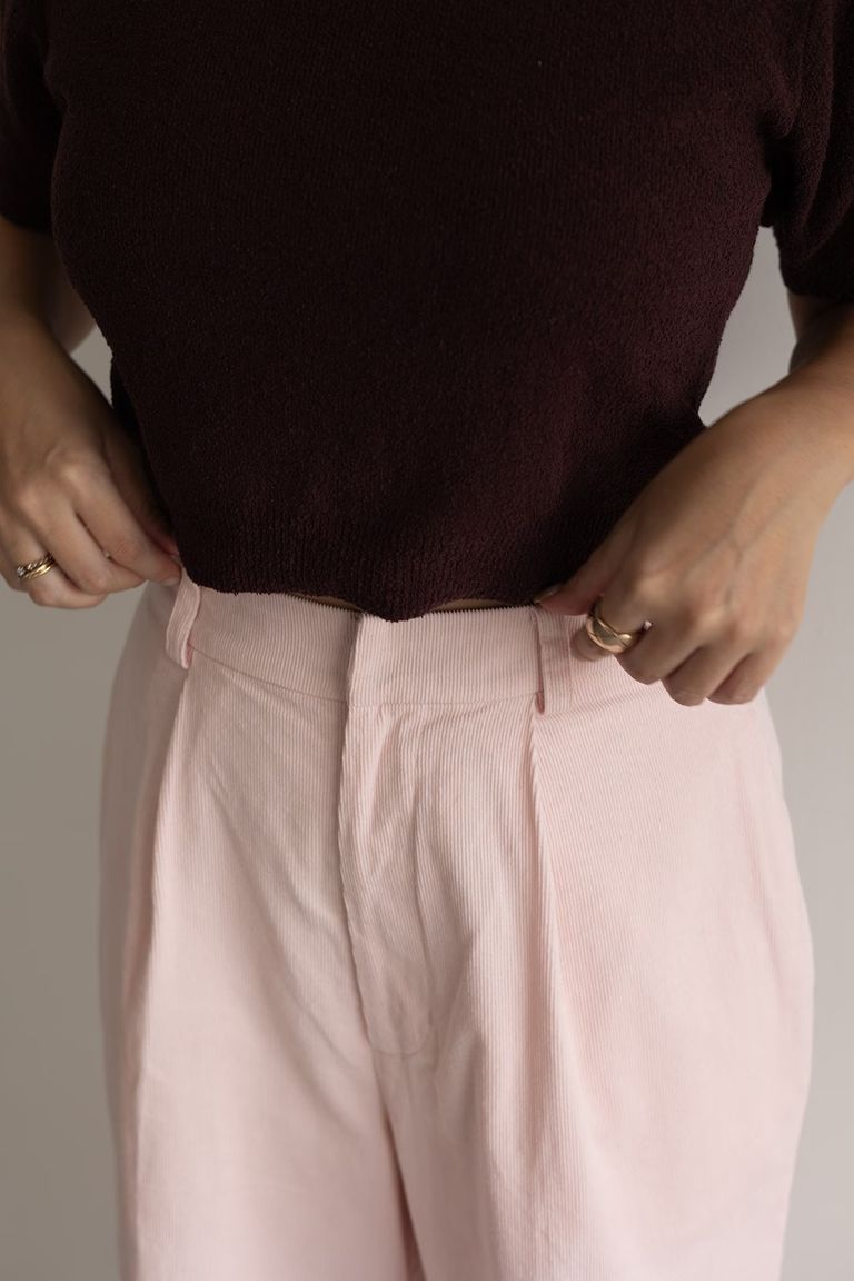 ウエスト周りがすっきりと見えるようなデザインですが、後ろウエストにはゴムを使用することでストレスフリーな着心地となっております。
前後にベルトループも付いているので、お手持ちのベルトもお使いいただけます。