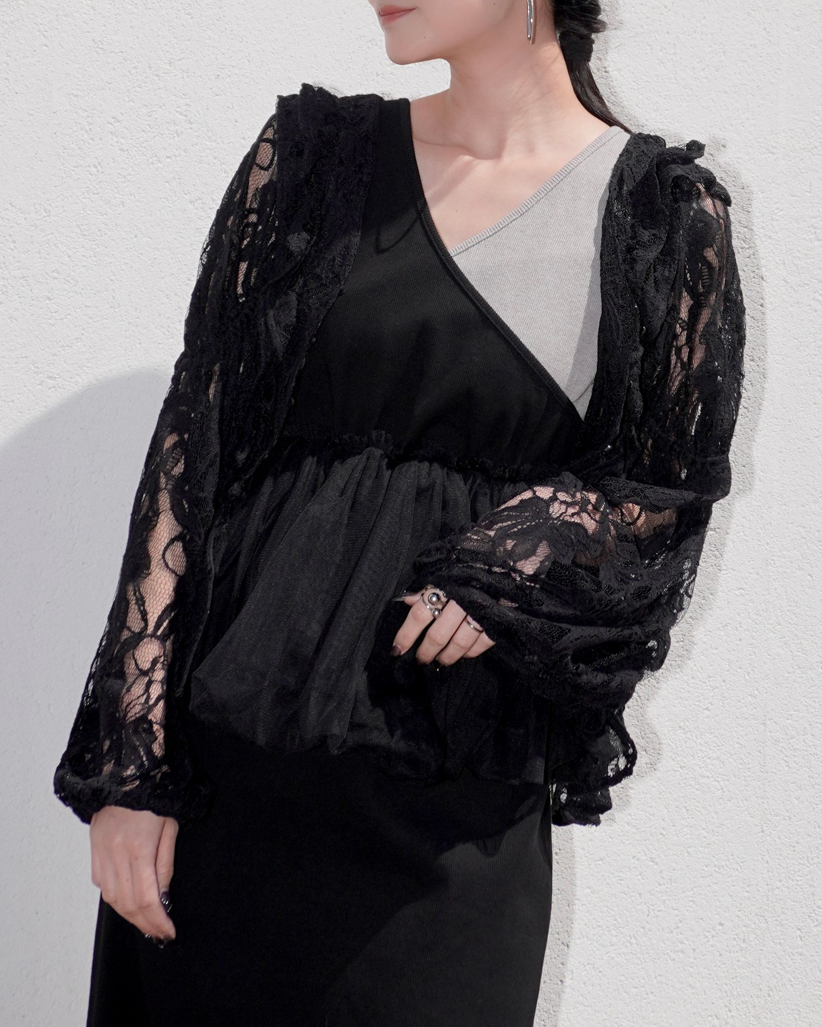 ボリュームスリーブ レースブラウス (ブラック) tiered frill neck volume sleeve lace BL (Black) /  26SS