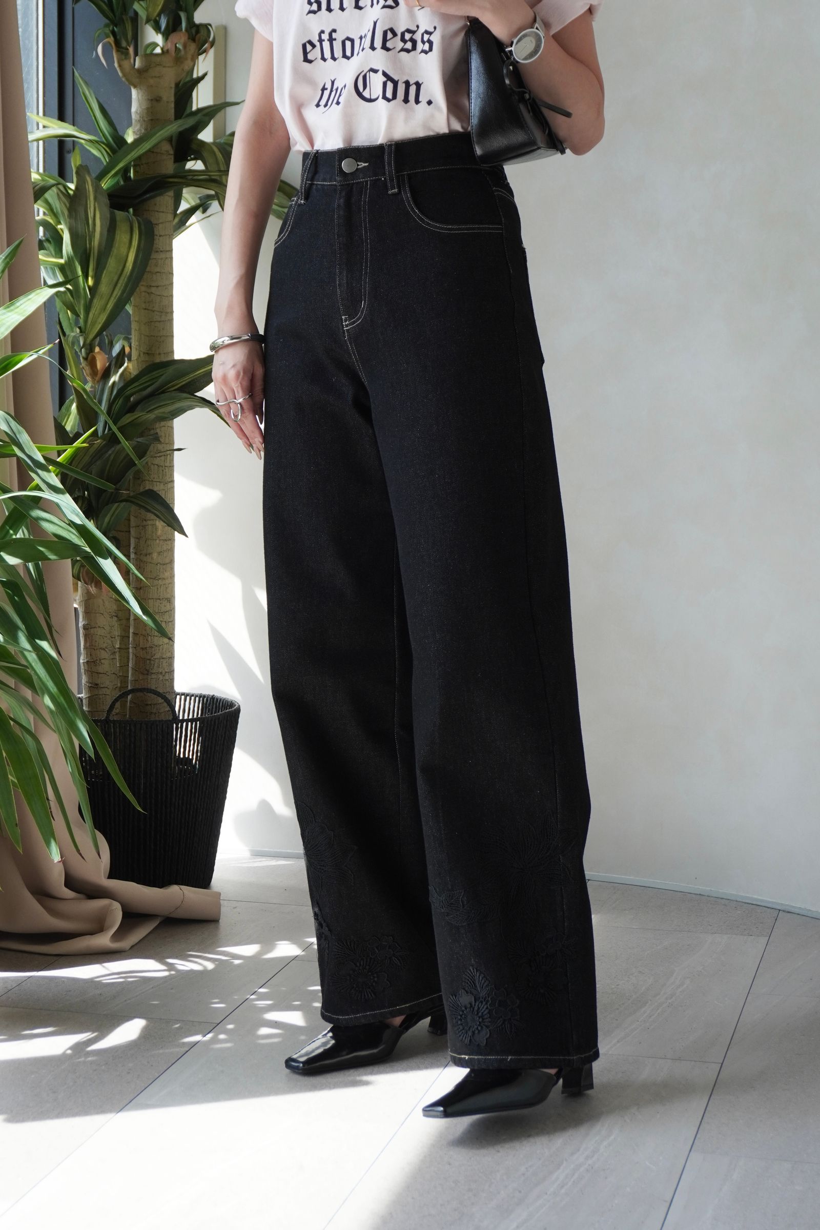 レース ストレートデニムパンツ (ブラック) lace embellished hem straight denim PT (Black) /  26SS