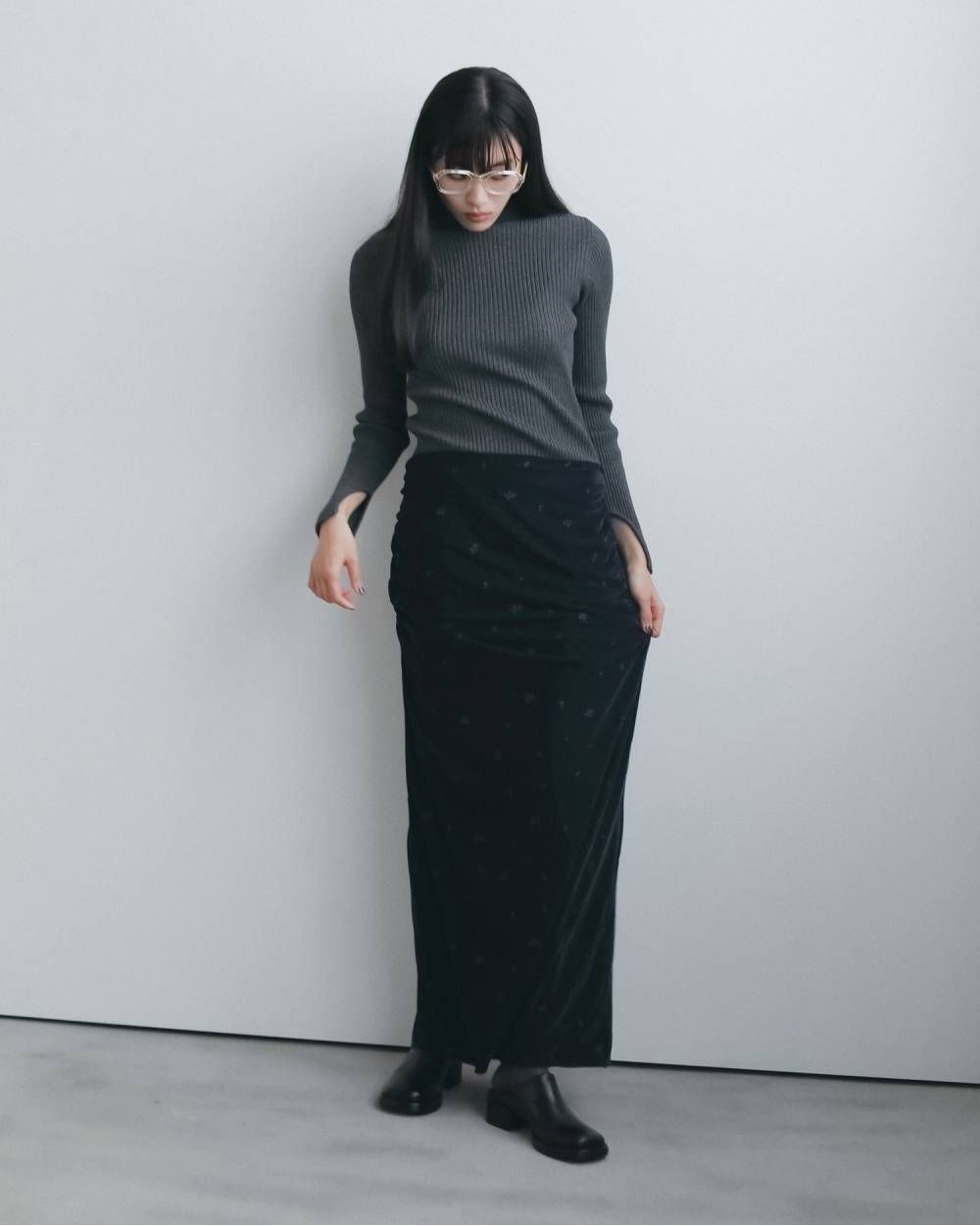 エンブロイダリー フラワーベロアスカート (ネイビー) Embroidery Flower Velourskirt (Navy) / 26AW 【6月29日まで期間限定予約】