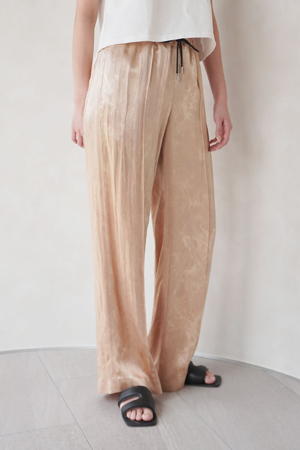 SATIN PRINT RELAX PANTS / プリントサテンリラックスパンツリラックスパンツ (ピンクベージュ)