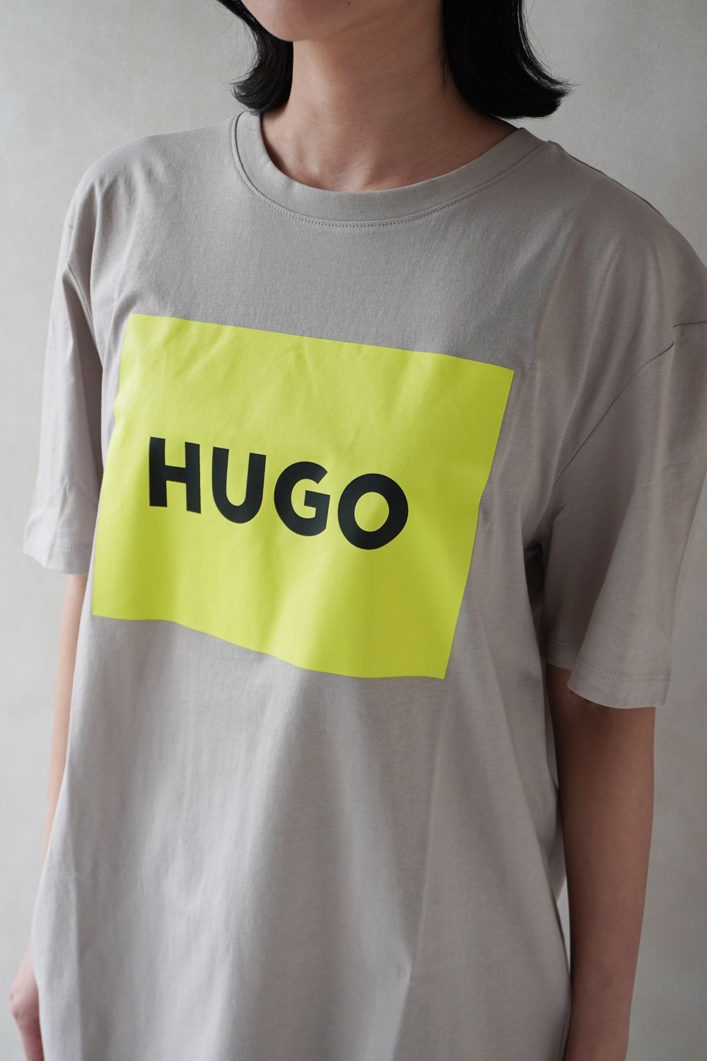 【HUGO RED】ラベルロゴ Tシャツ (ライトパステルグレー) / ユニセックス