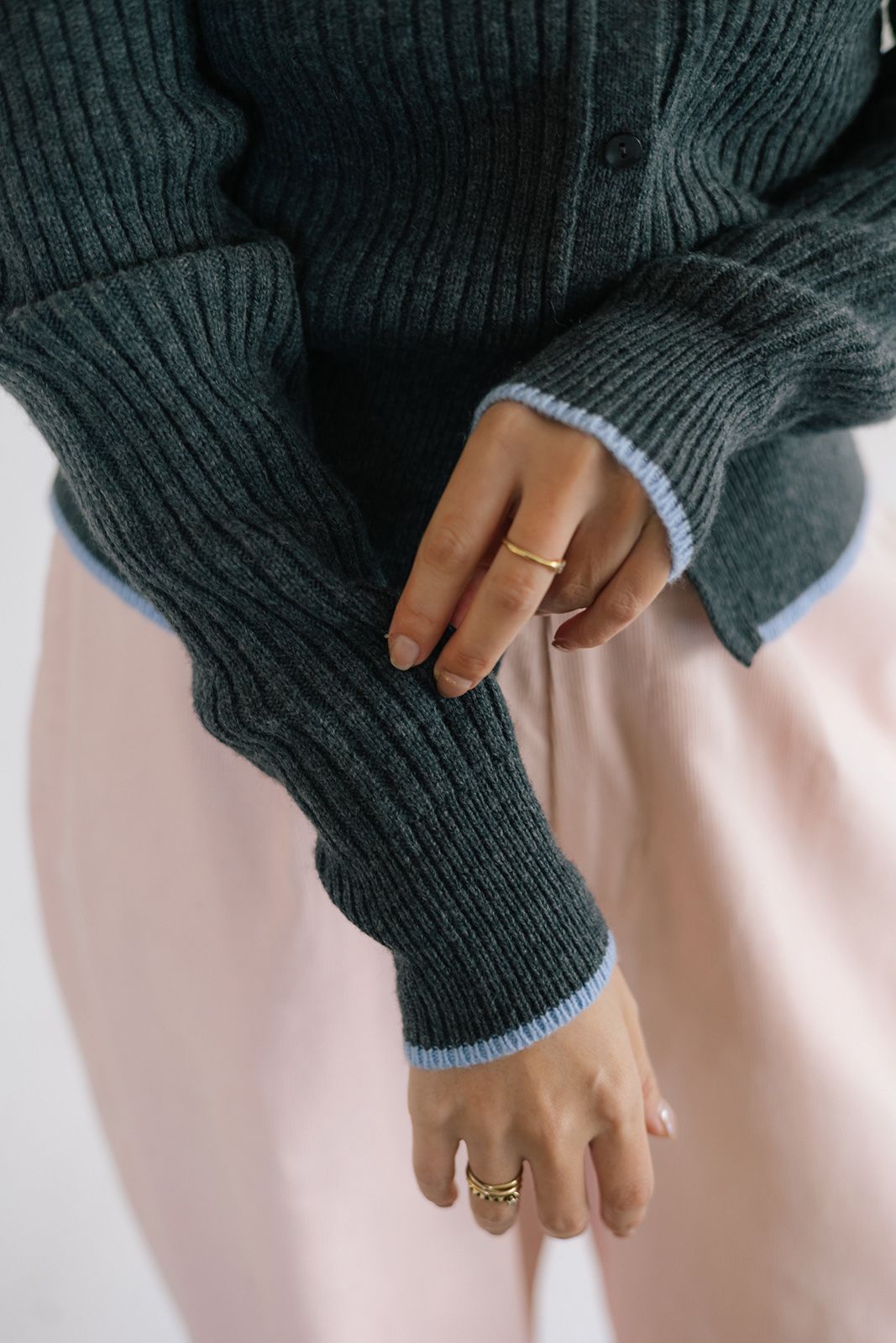 バイカラーリブニットカーディガン (グレー) Rib knit cardigan (Gray) / 26AW
