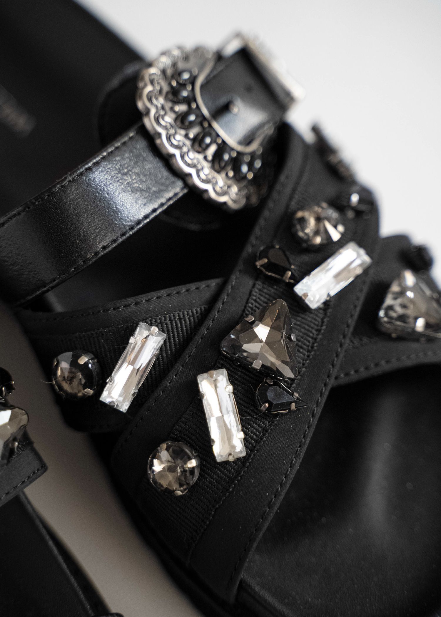 asymmetric bijou strap sandal (Black) / ビジューサンダル (ブラック) / 26SS