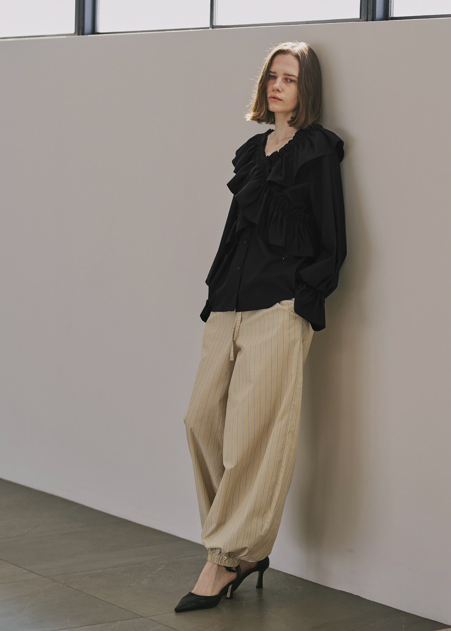 frill cross asymmetry BL / フリルクロス アシンメトリーブラウス (ブラック) / 25AW