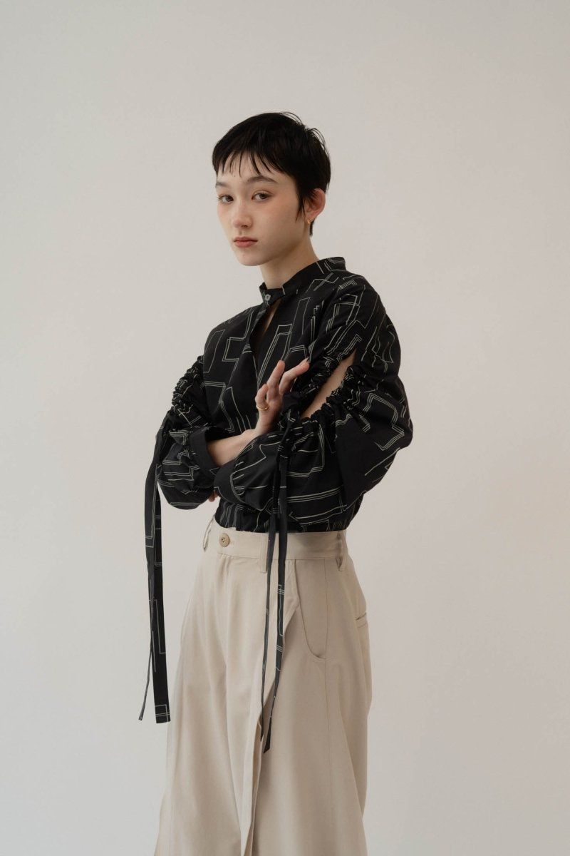 shirring sleeve pattern blouse / シャーリングスリーブ パターンブラウス (ブラック) / 25SS