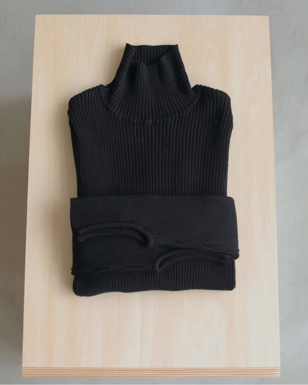 スリットタートルニット (ブラック) Slit Turtle Knit (Black) / 26AW 【6月29日まで期間限定予約】