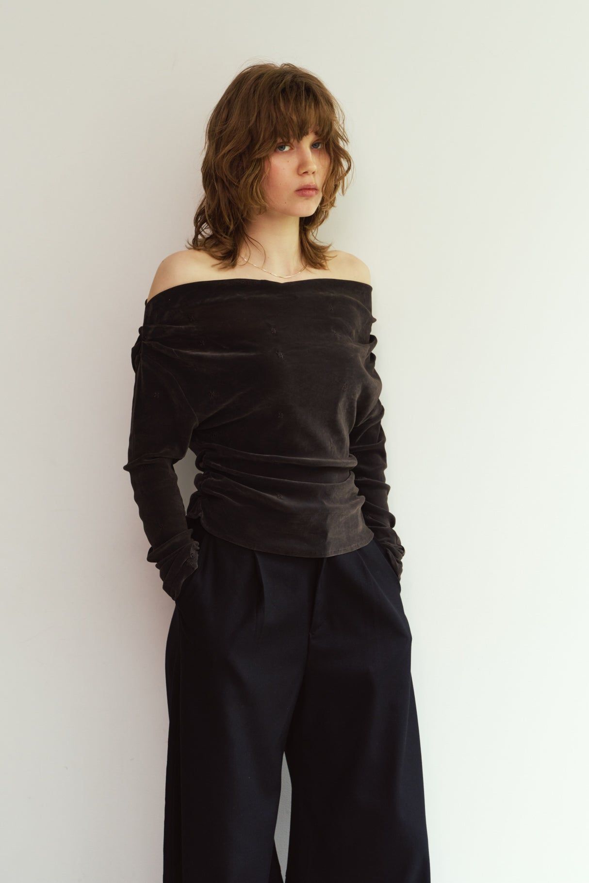 オフショルダー ベロアトップス (チャコール) off shoulder velour top (Charcoal) / 26AW