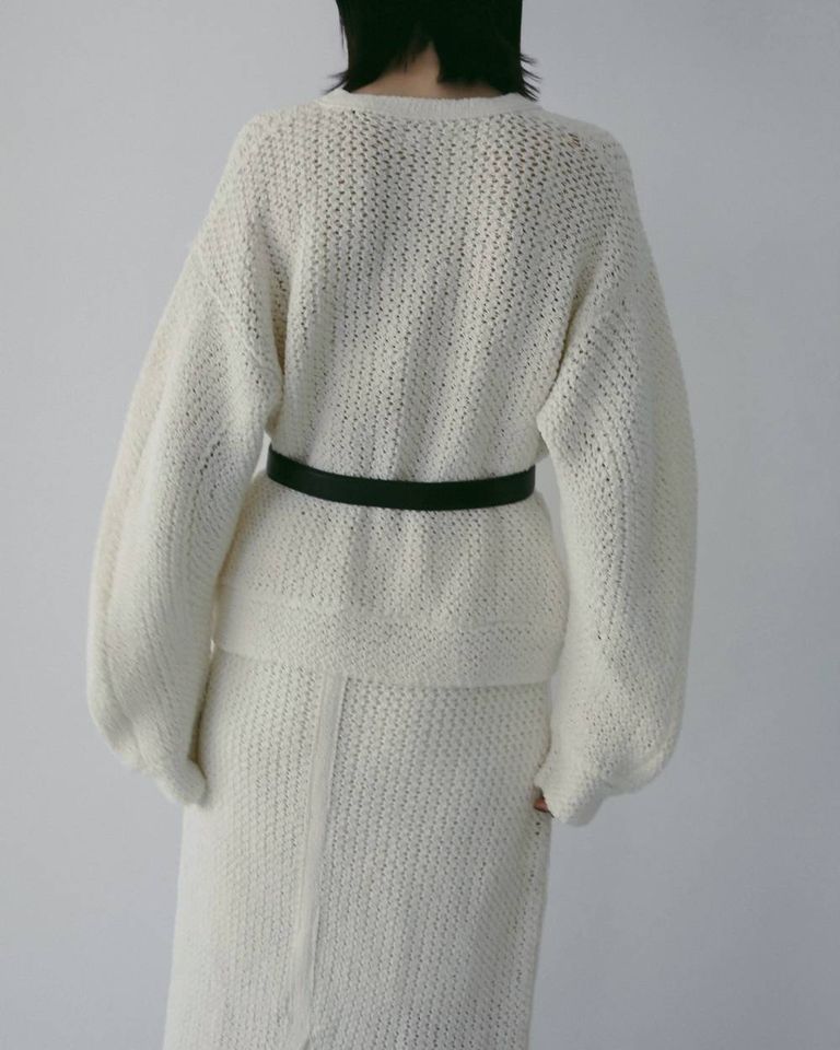 丸みを持たせた袖のシルエットとゆとりのあるサイジング。
羽織りとしてはもちろん、ボタンを留めてプルオーバーとして着るのもおすすめです。