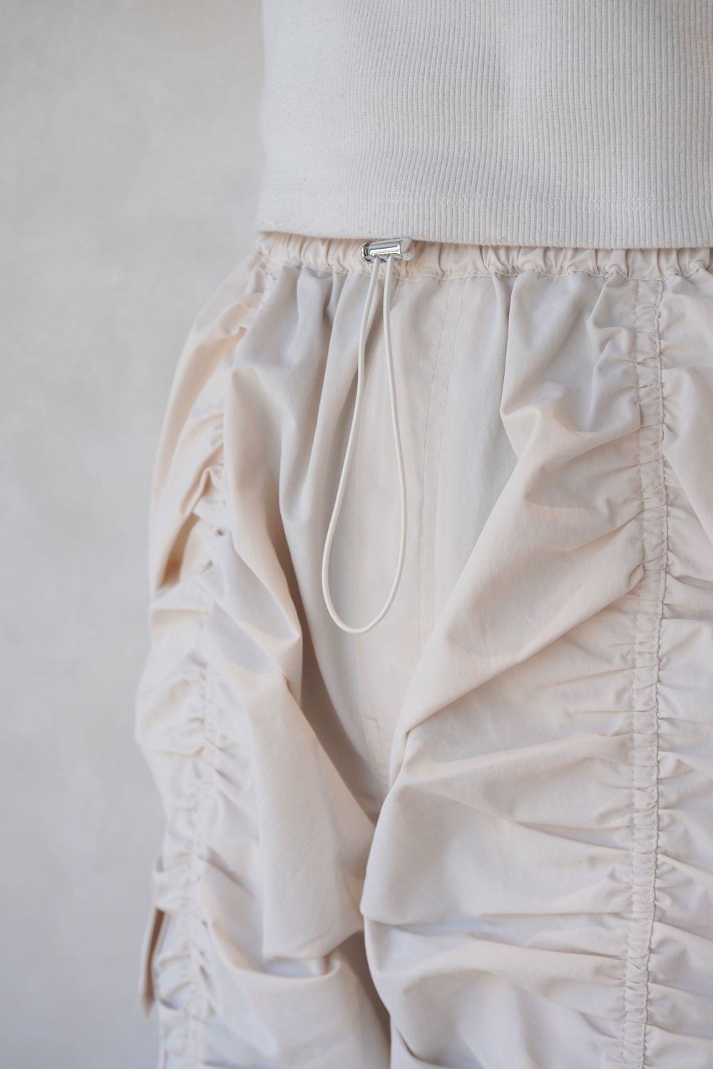 waterproof gathered pants / ウォータープルーフ ギャザーパンツ (アイボリー)