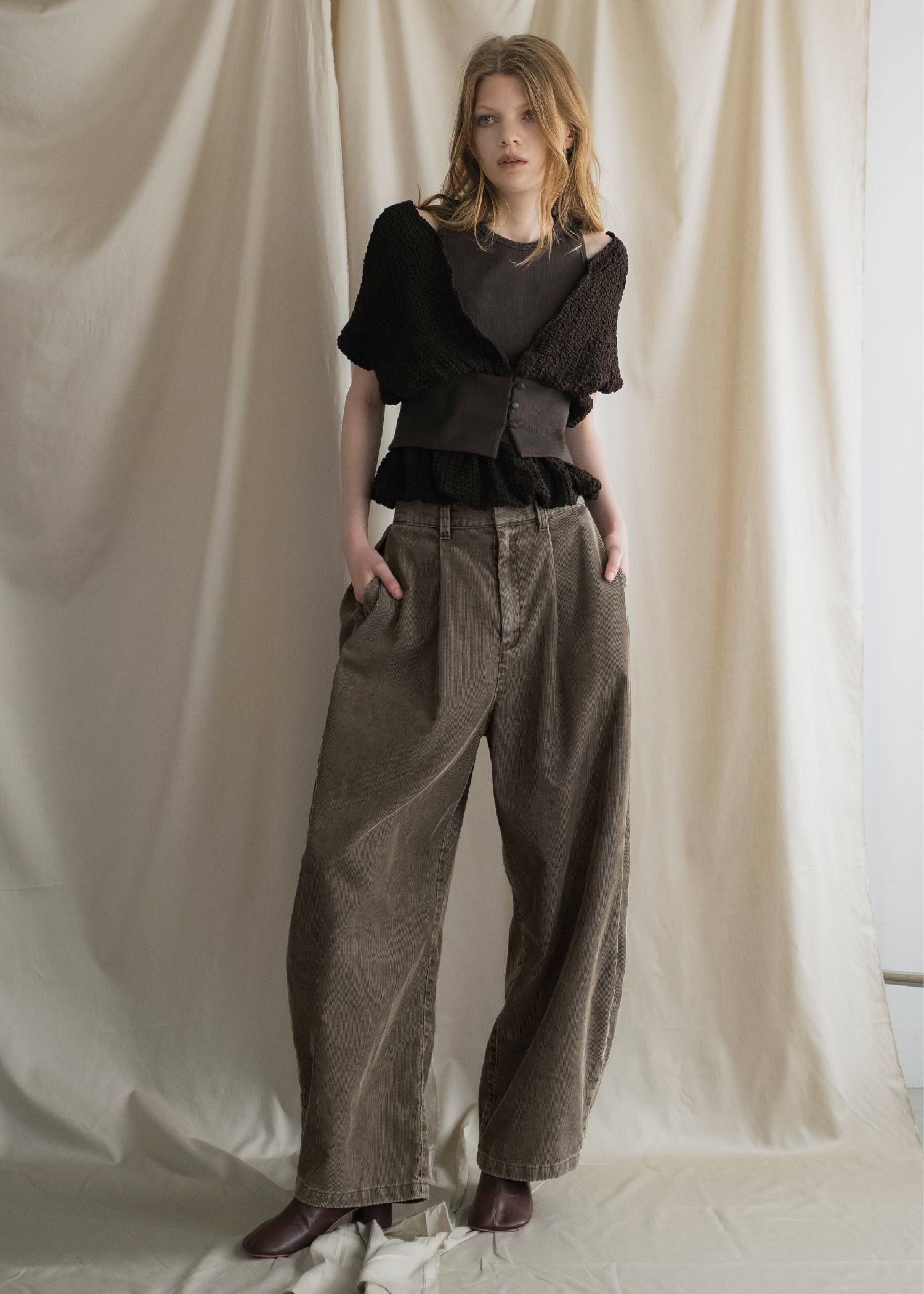 サイドタック コーデュロイ カーブパンツ (アーモンド) side tuck chemical wash corduroy curve PT (Almond) /  26AW