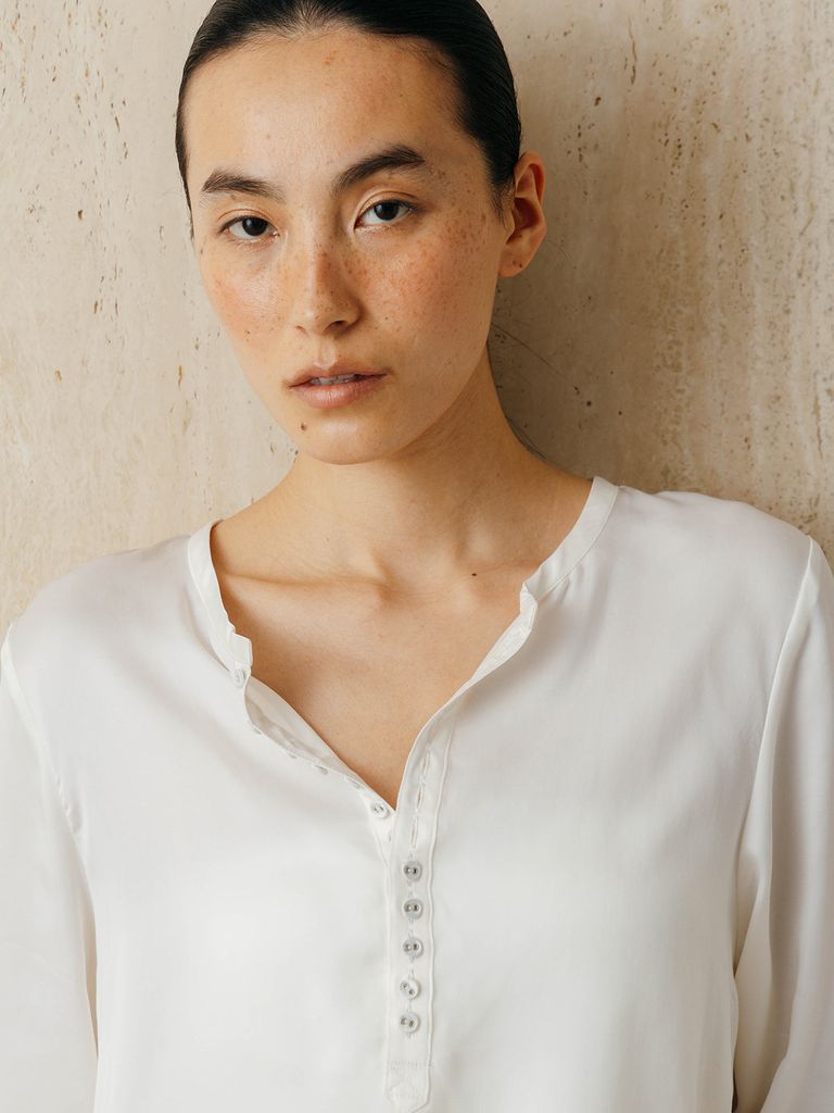 程よいカジュアルな見え方の中にも滑らかさとしなやかさが女性らしい素材になっています。