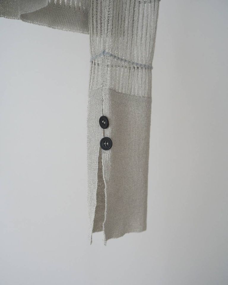 程よく体にフィットするシルエットや、スリットの入った幅広のカフスで、女性らしさを演出してくれる一枚です。