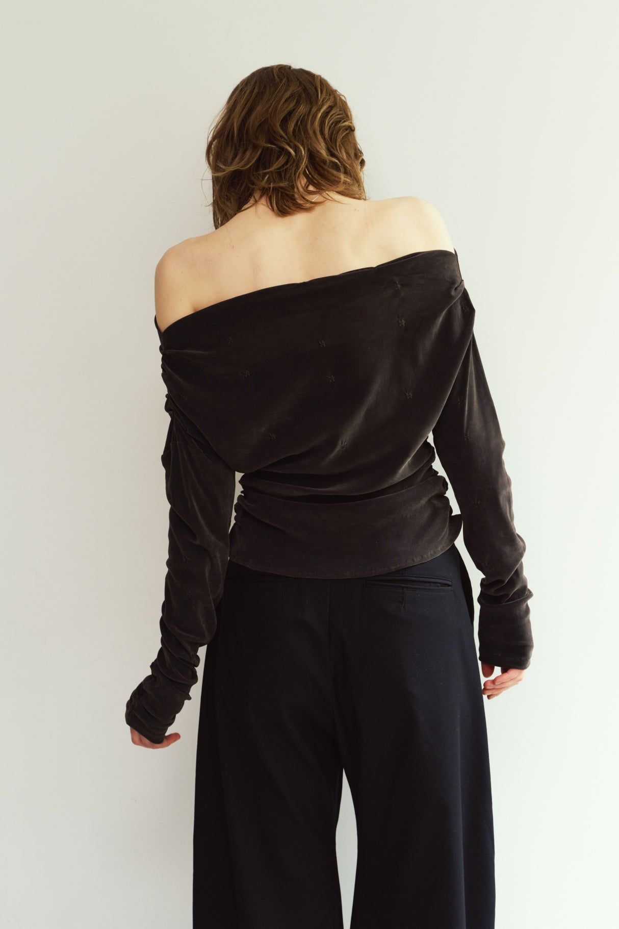 オフショルダー ベロアトップス (チャコール) off shoulder velour top (Charcoal) / 26AW