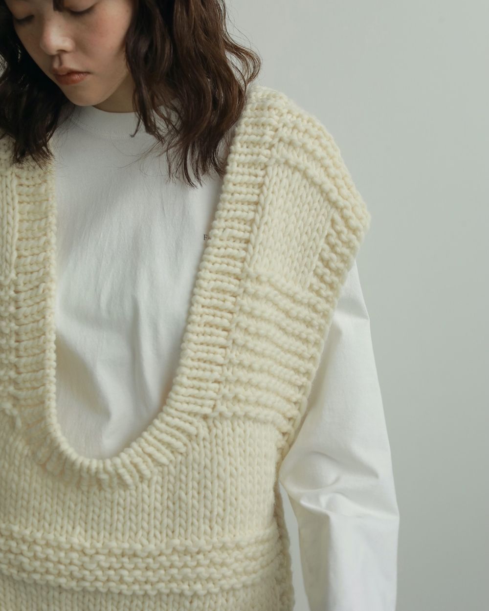 【25AW】Uneck Handknit Vest / Uネック ハンドニットベスト (アイボリー)