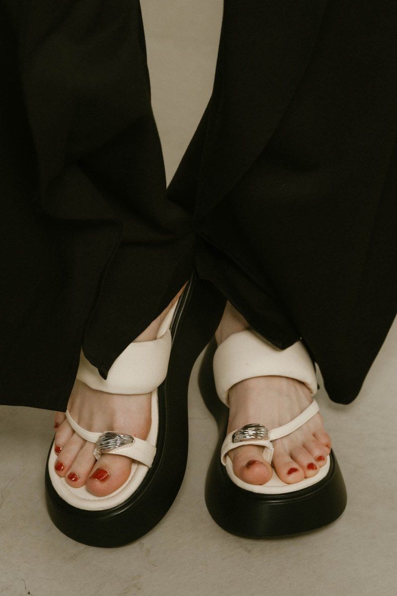metal motif thong sandals / メタルモチーフトングサンダル (アイボリー) / 25SS