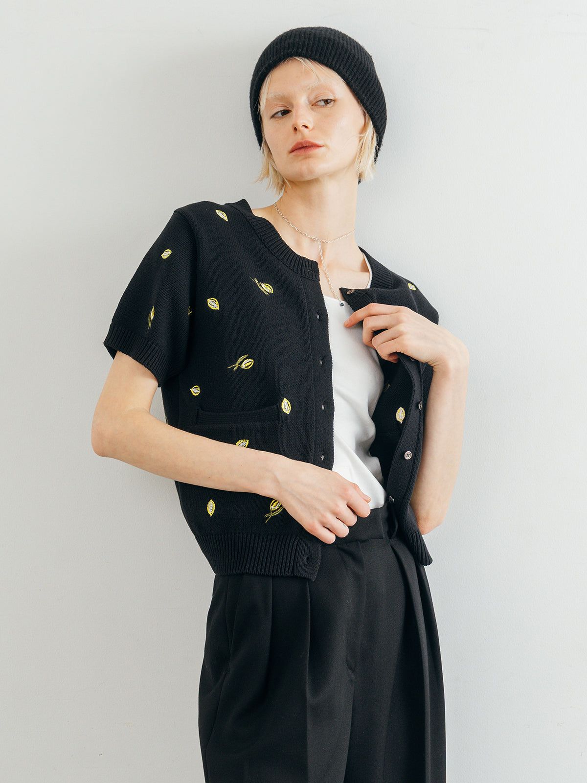 モチーフ エンブロイダリー ニットカーディガン (ブラック) MOTIF EMBROIDERY KNIT CD (Black) /  26SS