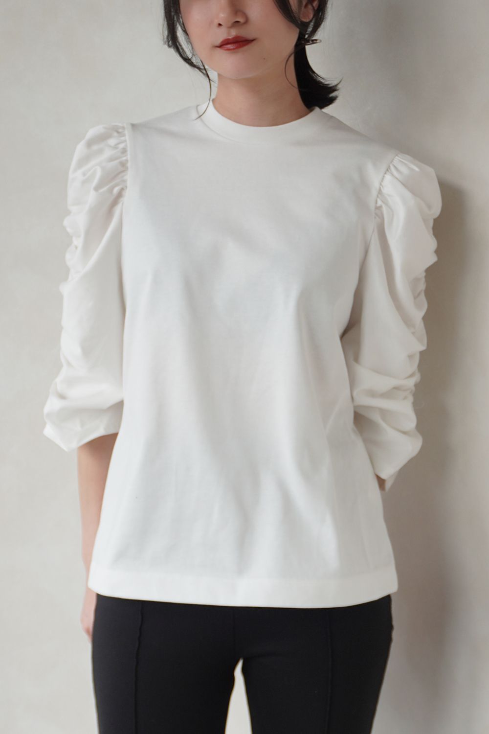 REFINA GATHERED SLEEVE T-SHIRT / リフィナギャザースリーブTシャツ (オフホワイト)