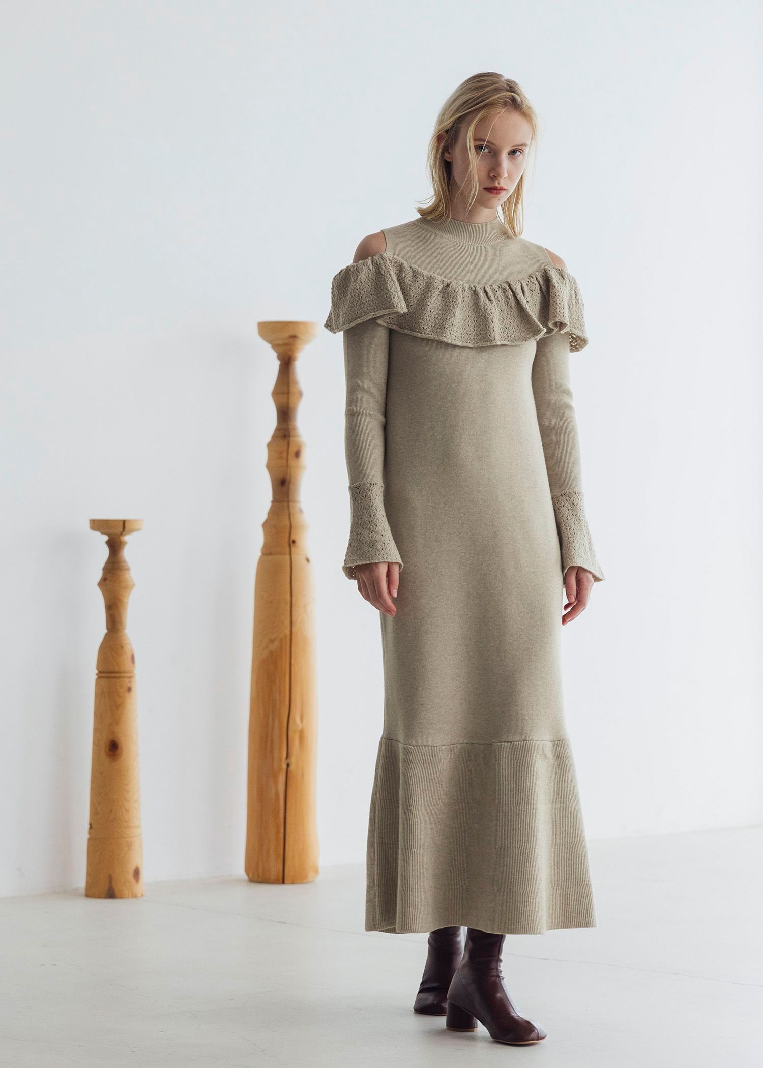 shoulder slit frill mermaid knit OP / ショルダースリットフリル マーメイドワンピース (タン) / 25AW /