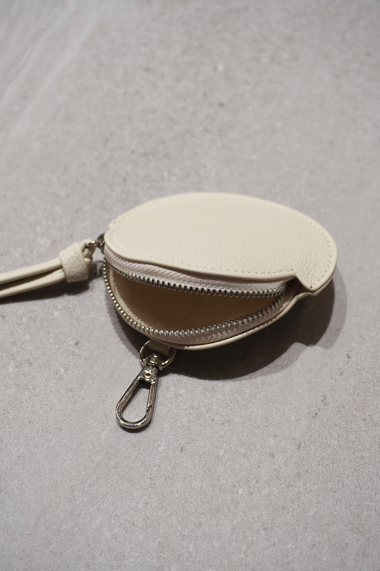 RECYCLING LEATHER MULTI MOBILE POUCH / リサイクルレザーマルチモバイルポーチ (アイボリー) スマホショルダー/コインケース・カードホルダー付き / 取り外し可能