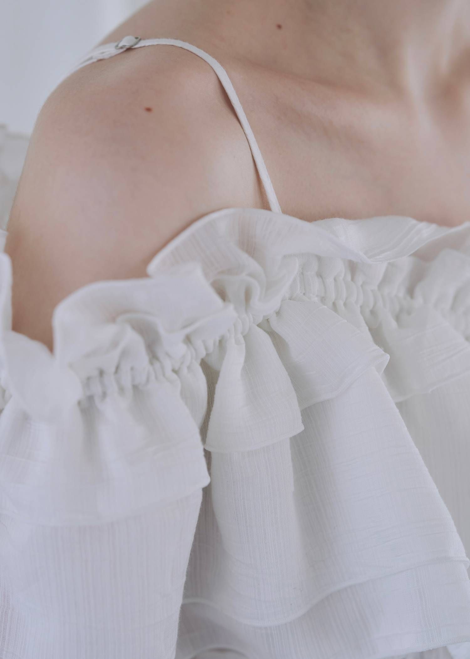 アシンメトリー ティアードフリルブラウス (アイボリー) asymmetry tiered frill sheer shirring BL (Ivory) /  26SS